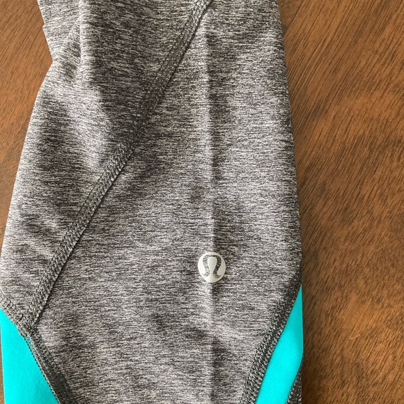 SALE Size 4 Cropped Teal Lululemon Legging. Great Used Condition! - Picture 2 of 7